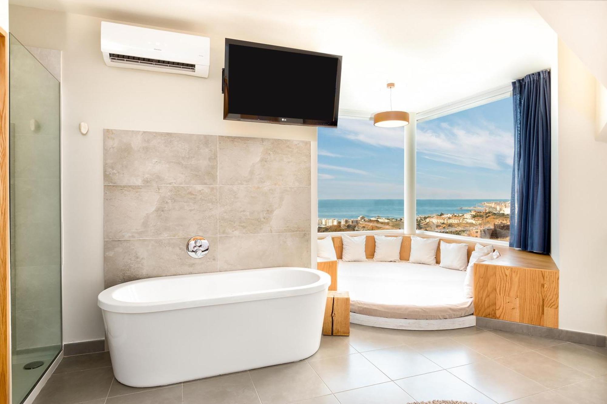 Panoramische Suite met Kingsize Bed en Uitzicht op Zee